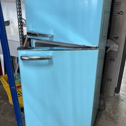 Galanz 24 in. 12 cu. ft. Retro Top Freezer Refrigerator, Bebop Blue, Frost Free, Energy Star