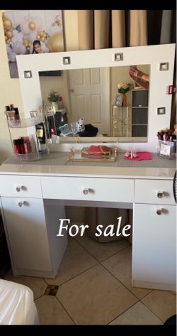 Makeup vanity