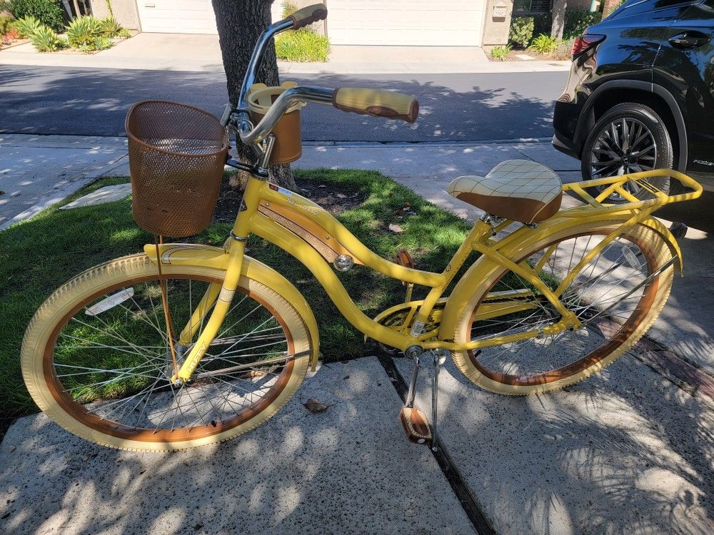 Huffy Nel Lusso Classic Cruiser Bike in Yellow