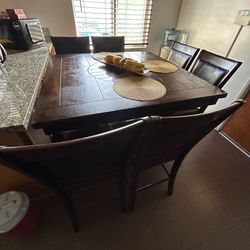 Comedor con rueda giratoria en medio 6 sillas usado