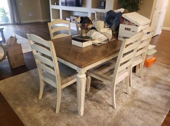 Ashley Furniture Realyn Dining Set