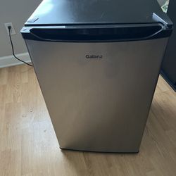 Galanz 4.3 Cu ft Single-Door Refrigerator in stainless steel look