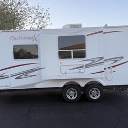 2009 FUN FINDER  20FT  W/POWER SLIDE OUT  REAR QUEEN BEDROOM . $5900