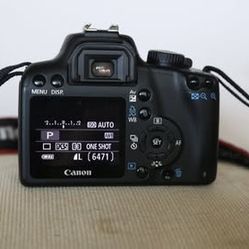 Canon Rebel XS digital SLR camera with EF-S 18-55mm f/3.5-5.6 IS lens,  one battery, SD card。   The Canon EOS Rebel XS DSLR camera is a black body des