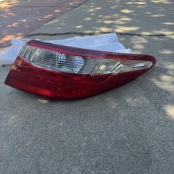 RIGHT TAIL LIGHT  2015-2017 TOYOTA CAMRY SE