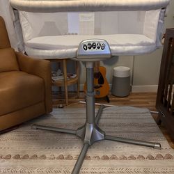 Halo bassinet swivel sleeper