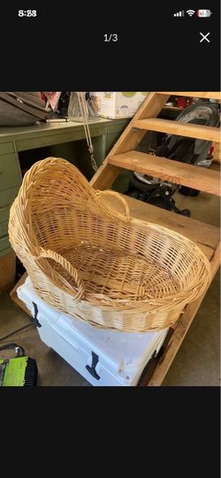LOW PRICE MOVING- VINTAGE RATTAN MOSES BASKET BABY PHOTOS PHOTOSHOOT