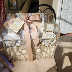 Bath And Shower Gift Set Brand New