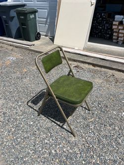 7 folding chairs ( 1 showing)