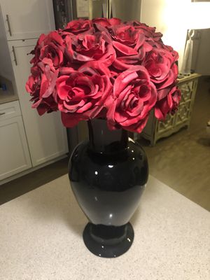 Photo Beautiful Red Rose bundle w/ black vase