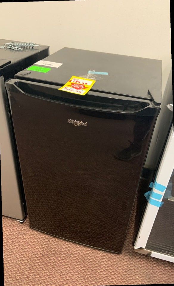NEW WHIRLPOOL FRIDGE Liquidation sale today WH43RS2E XXD