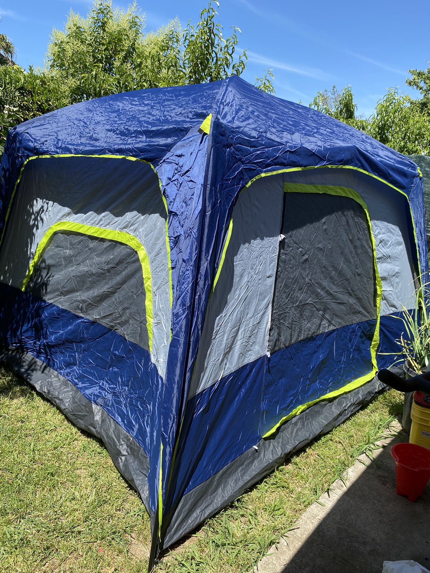 6 PERSON CAMPING TENT 10ft x 9ft x 78in (H)