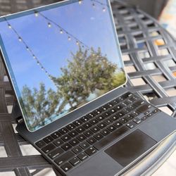 5th Gen Apple iPad Pro 12.9 With Magic Keyboard - WiFi