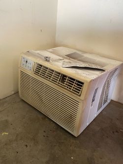 Big  25,000 btu a/c for  huge room     please see all pictures.