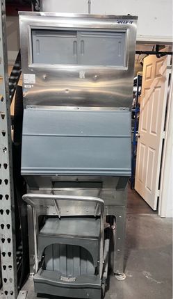 Commercial ice bin