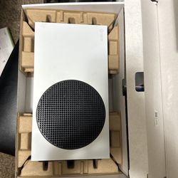 Used Xbox Series S (BUNDLE WITH 2 HEADPHONES AND 2 CONTROLLERS)  (SELLING ASAP) 