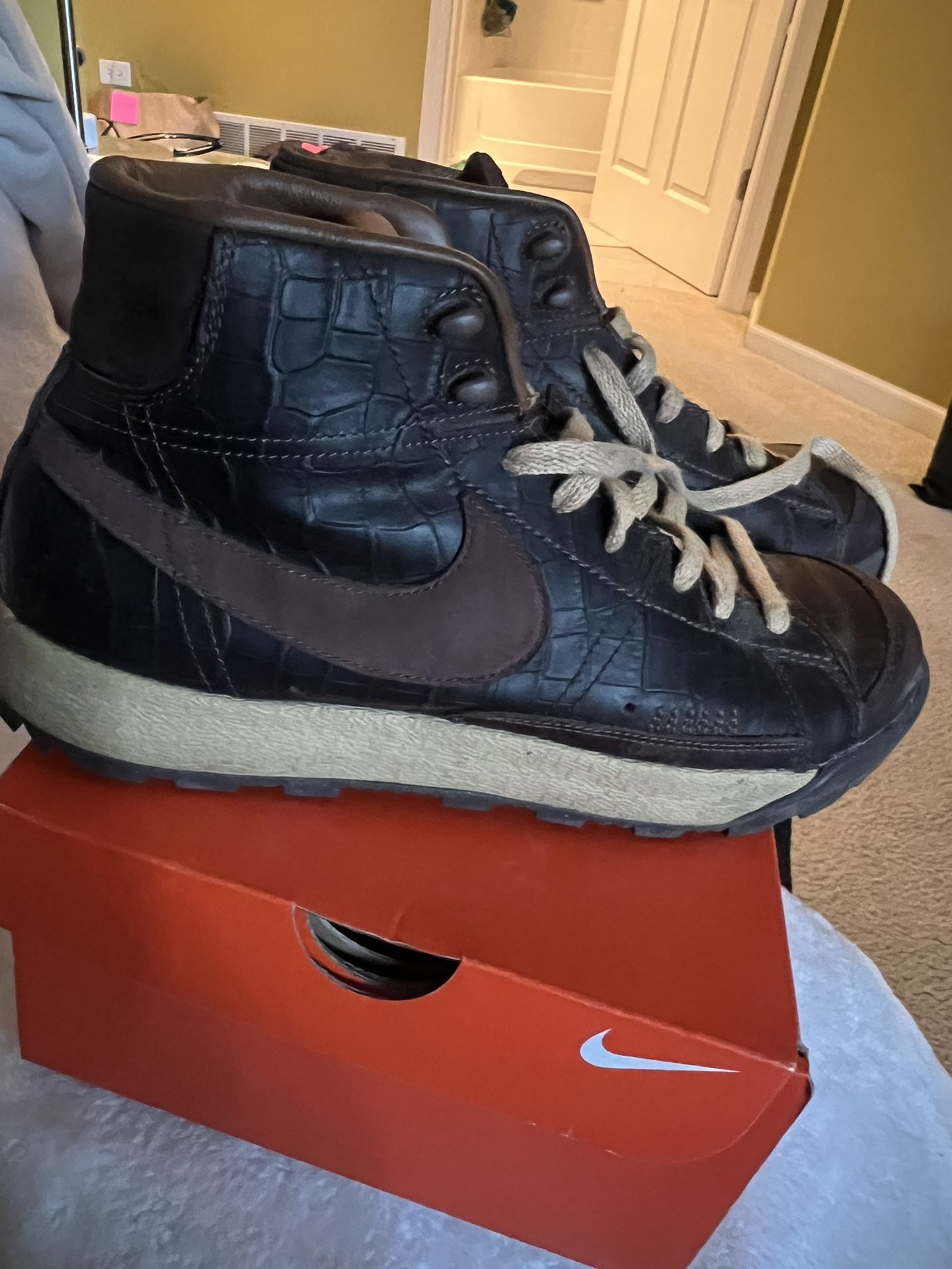 Men’s Nike Leather Sneakers - Size 9