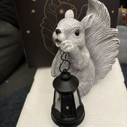 New in box squirrel solar lantern yard decor 