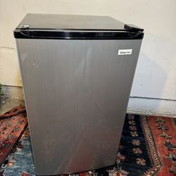 Mini refrigerator with freezer
