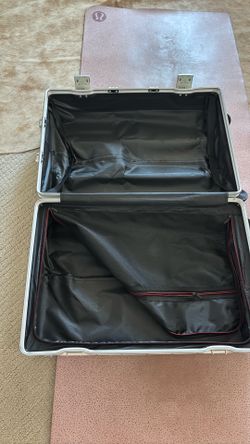 Medium suit case