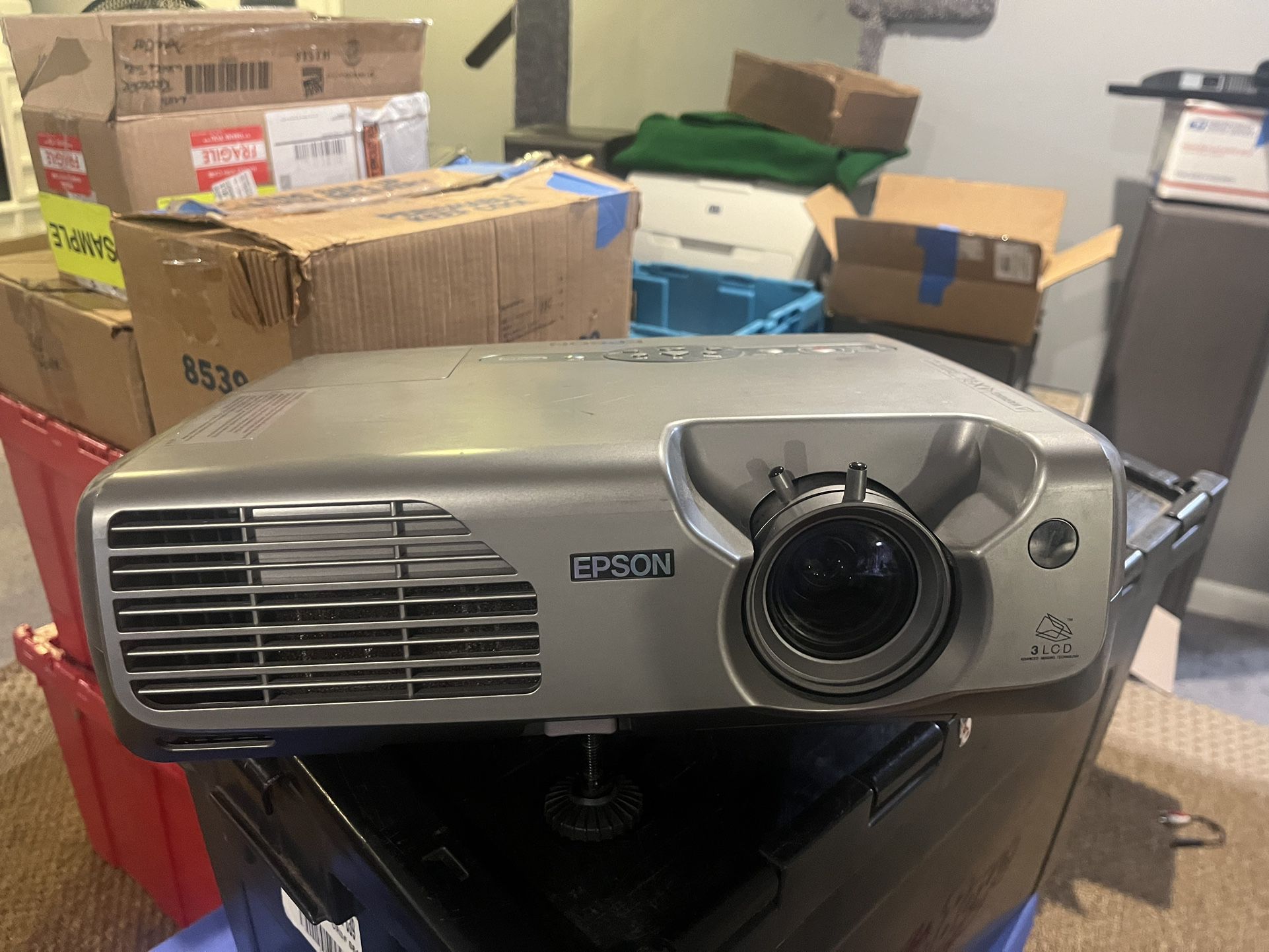 Epson LcD projector (EMP-821