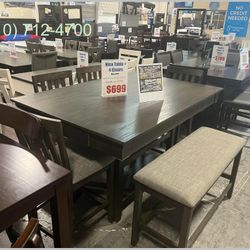 Excellent Table and 4 chairs for dining%