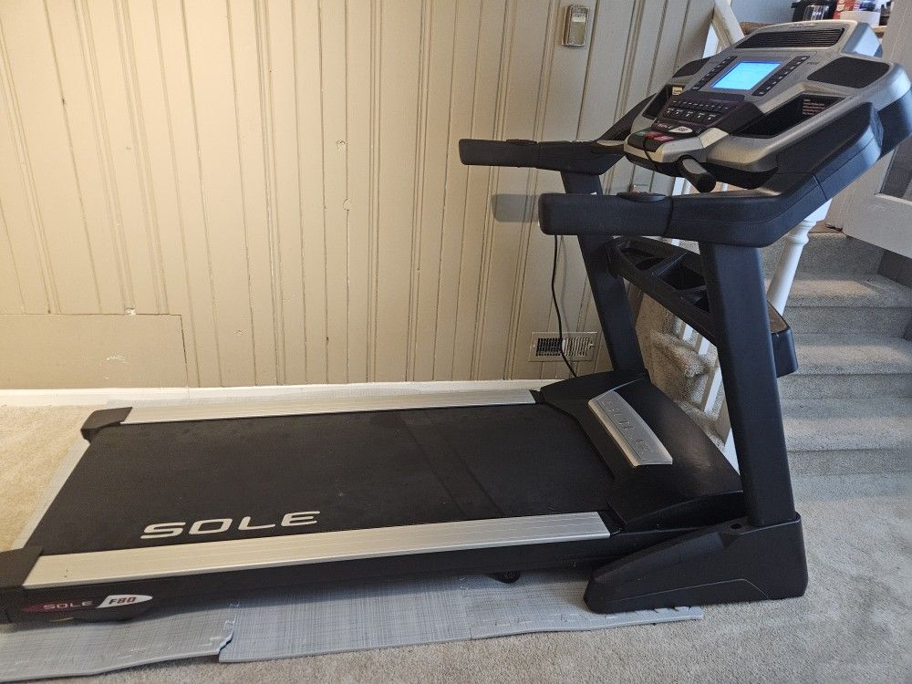 Sole F80 Treadmill (Folding) - Excellent Condition