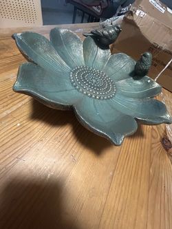 Flower-Shaped Bird Bath Decorative Dis