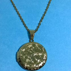 Ladies Locket Necklace With Chain Gold On Stainless Steel *Ship Nationwide Or Pickup Boca Raton