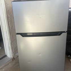 Hi sense mini fridge with freezer