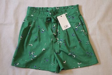 DR2 Women’s Size Small Green Floral Paperbag Waist Shorts Tie Belt Pleated NWT