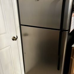 Refrigerator Stove Microwave 