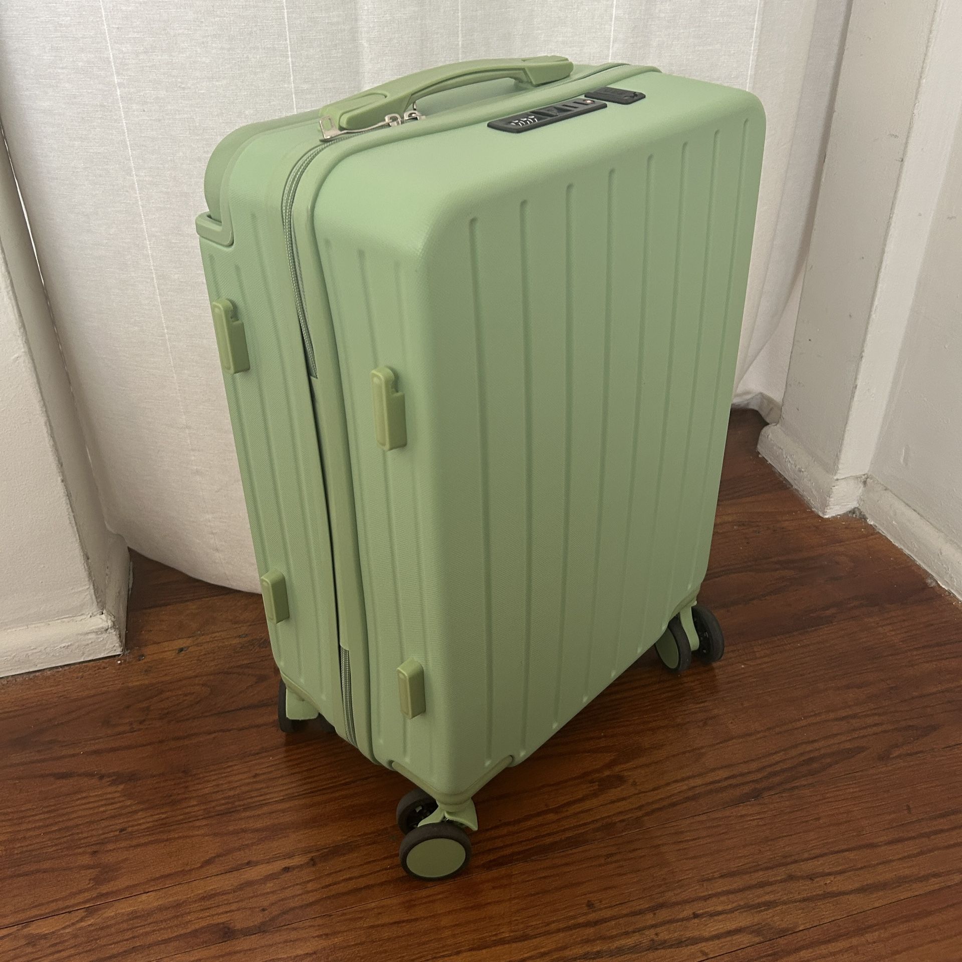 Carry-On Suitcase Lightweight Spinner TSA Lock USB Port