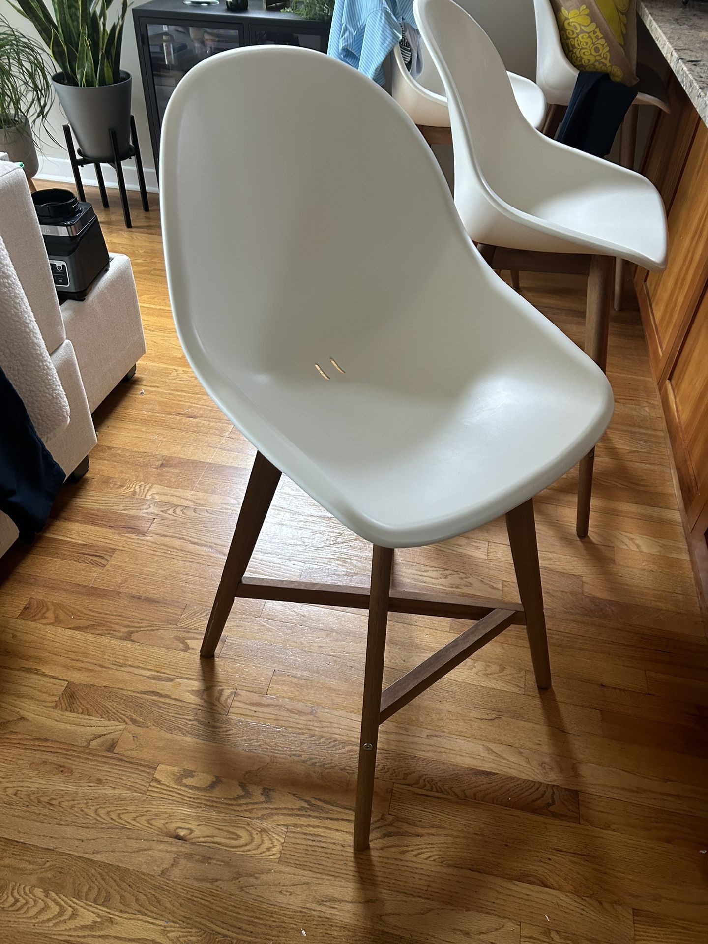 50% off 4 IKEA FANBYN BARSTOOLS (White, counter height with backs