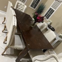 Dining Room Table & Chairs