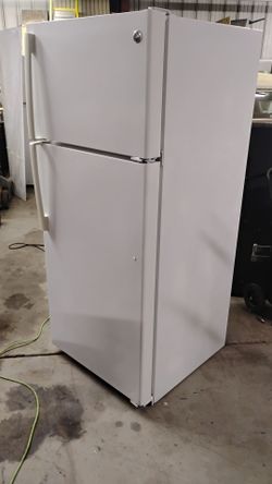 GE white apartment size fridge "PLEASE READ DESCRIPTION FOR DETAILS=THANK YOU!!"