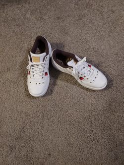 PUMA WHITE  SNEAKERS SIZE 8 GOOD CONDITION. $30.00