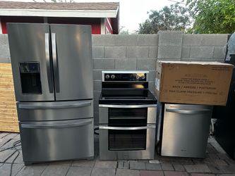 Stainless Steel Kitchen Appliance Set. All 4 units are in Exellent working conditions.