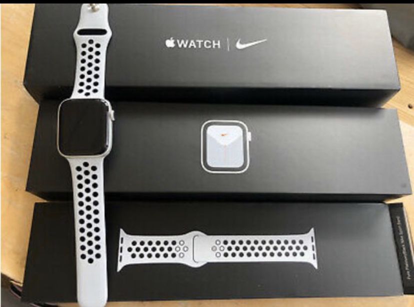 Apple Watch Series 5 44mm Nike