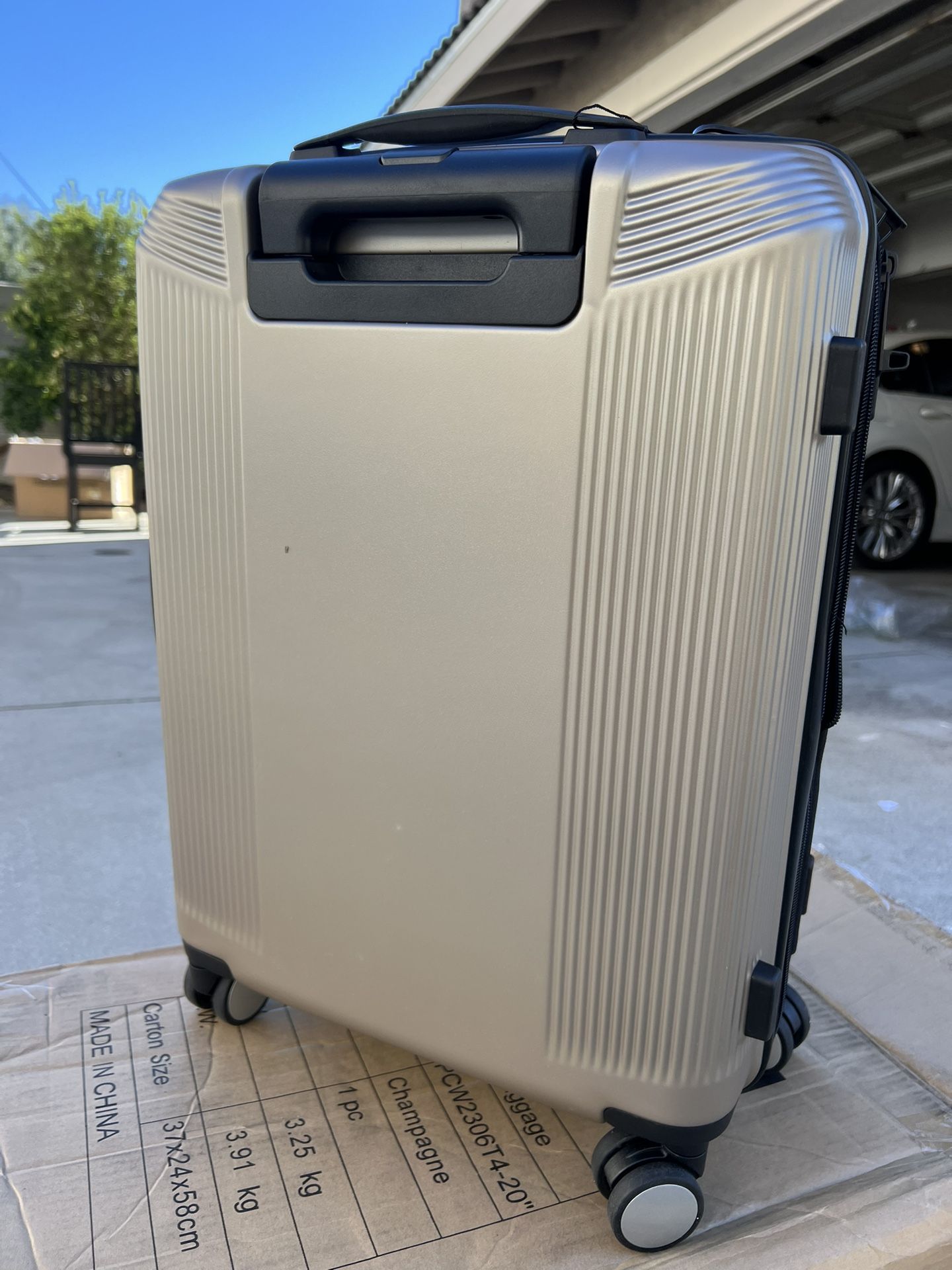 20 Inch Expandable Carry On Luggage Champagne