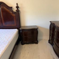 Queen bed, night stands and Dresser