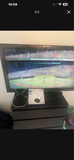 Samsung 40” TV - antena & remote . ( non smart TV ) antena gets free tv channels