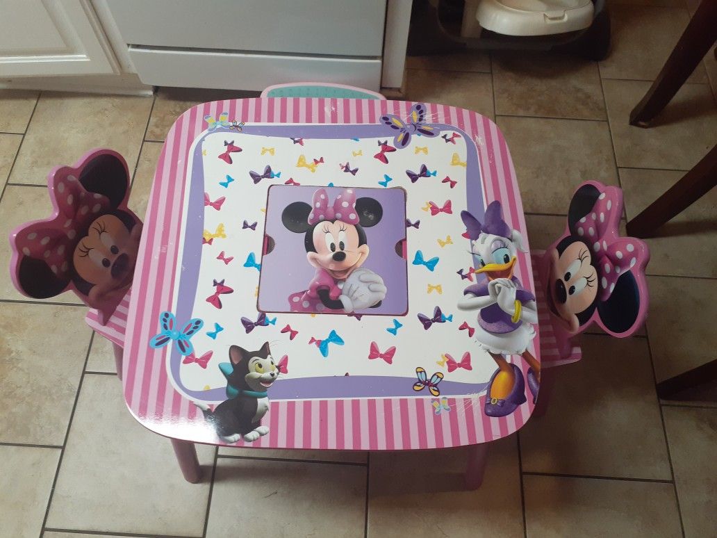 Kids minnie mouse table and chairs