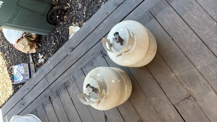 3 or 4 empty 20 pound tanks for sale