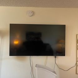 Samsung 55"  4k Ultra High Def Smart Television w/Wall Mount