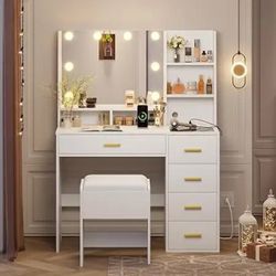 White Vanity With Lighted Mirror And Stool 
