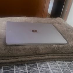 Microsoft Surface Laptop (Model 2013) 256GB + 8GB RAM, Intel Core i5