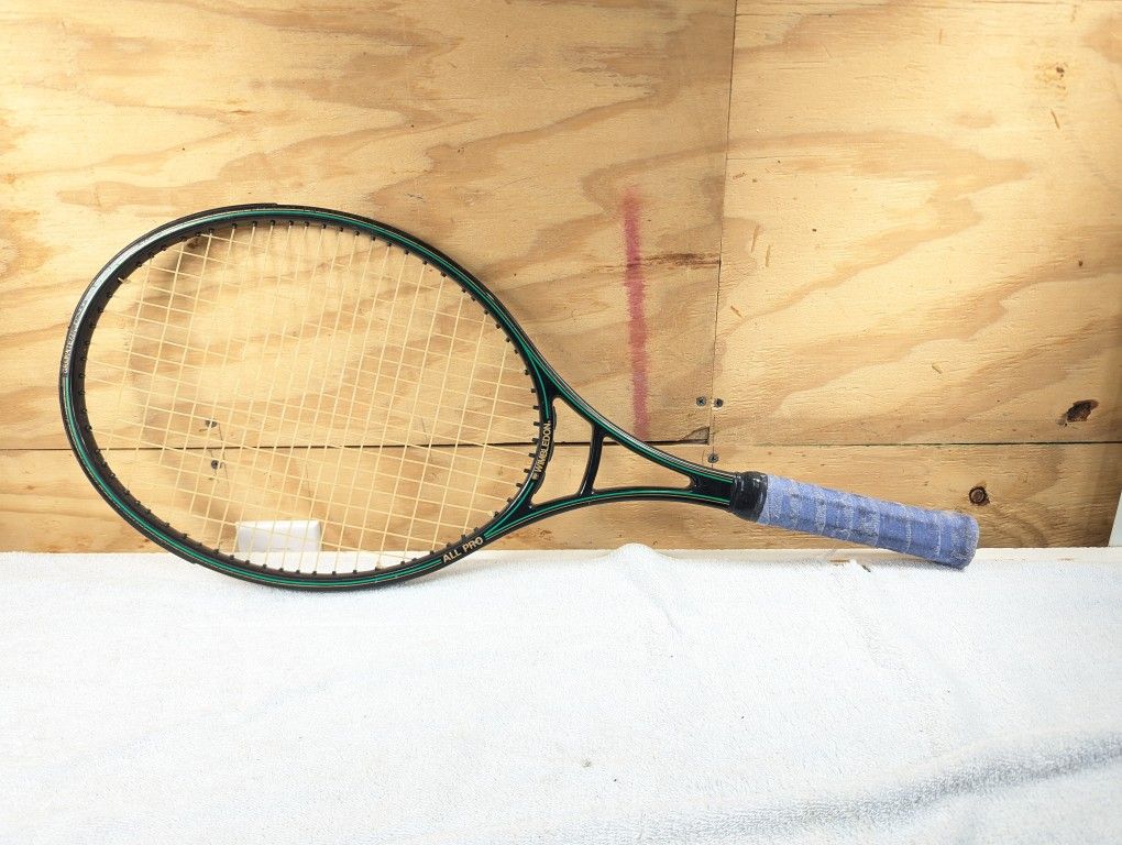 Wimbledon All Pro Tennis Racket Racquet size 98 green and black 27" GREAT CONDITION
Approved by the all England lawn tennis and croquet Club Wimbledo