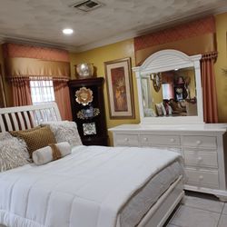 BEAUTIFUL QUEEN WOOD BED WITH DRESSER AND MIRROR IN NORTH MIAMI BEACH DELIVERY IS AVAILABLE 