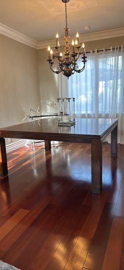 Dining table in Walnut